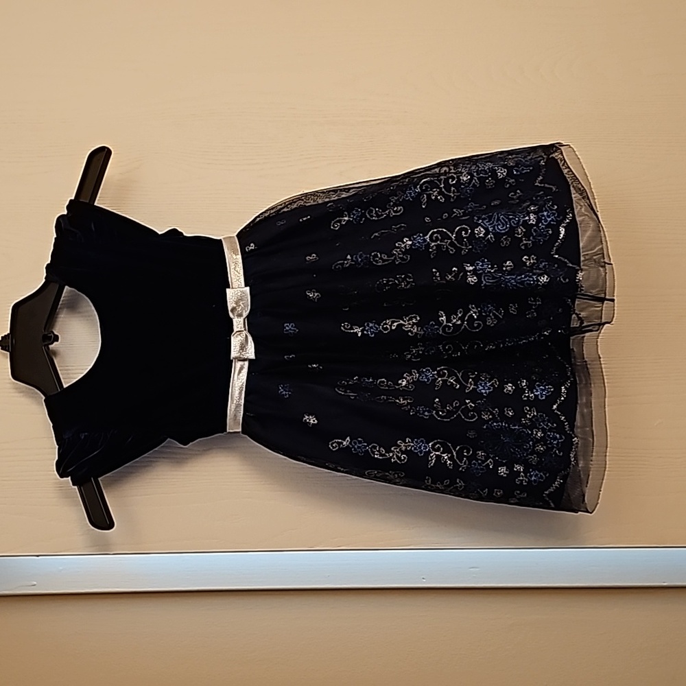 4T navy velvet dress. Adorable on! My daughter wore it once